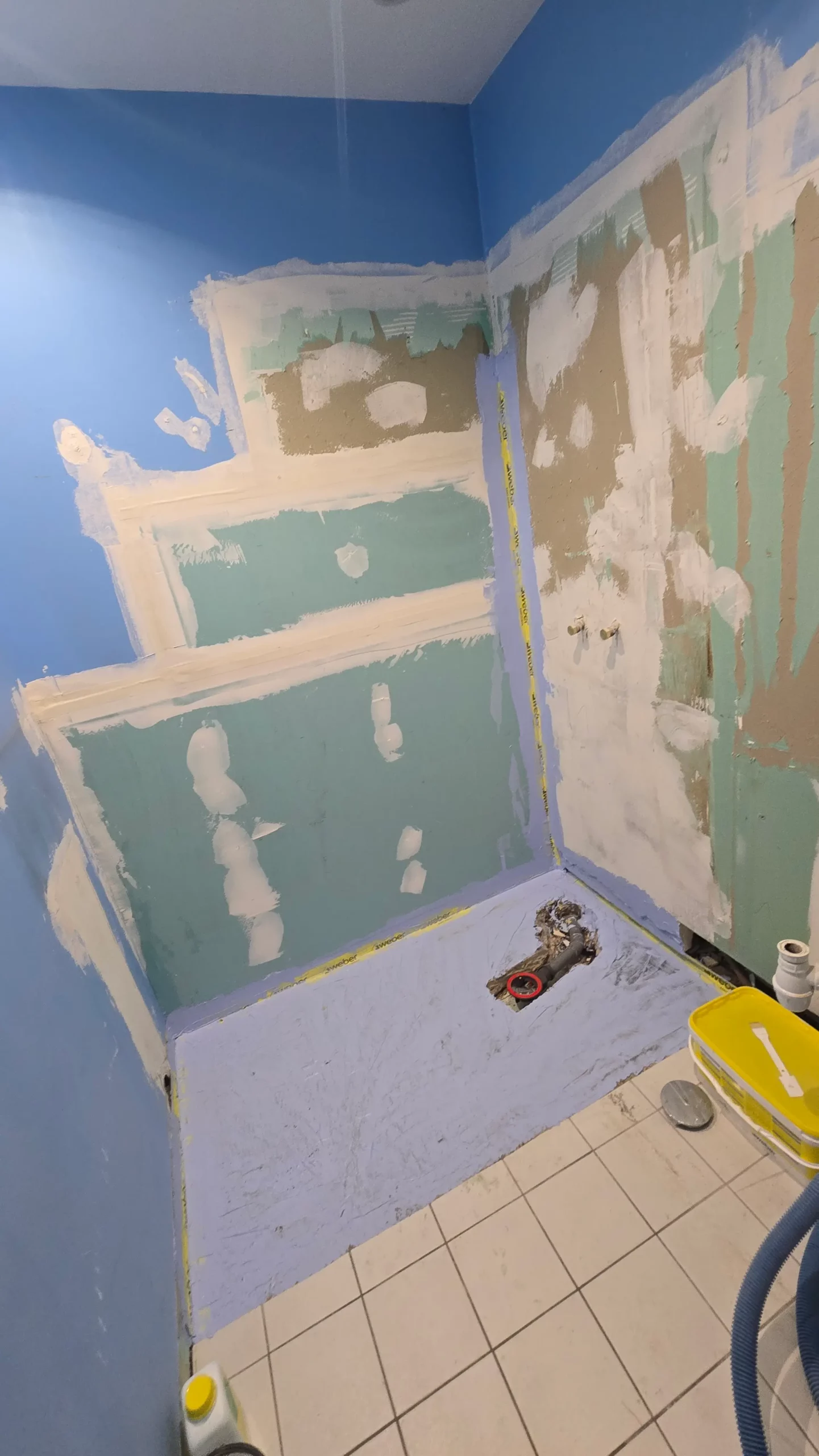 Rénovation de douche étanche par mgb-services à Castres, plaques hydrofuges et receveur en cours de pose