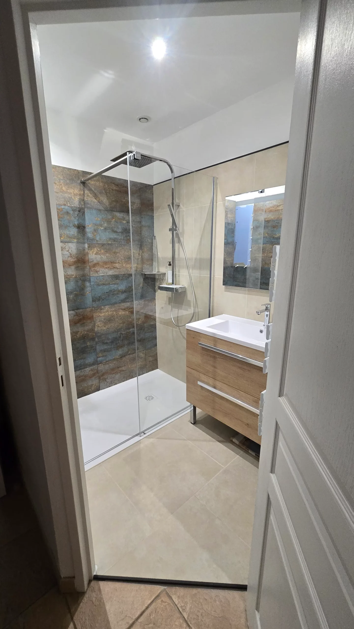 Salle de bain moderne avec douche italienne design par mgb-services à Castres