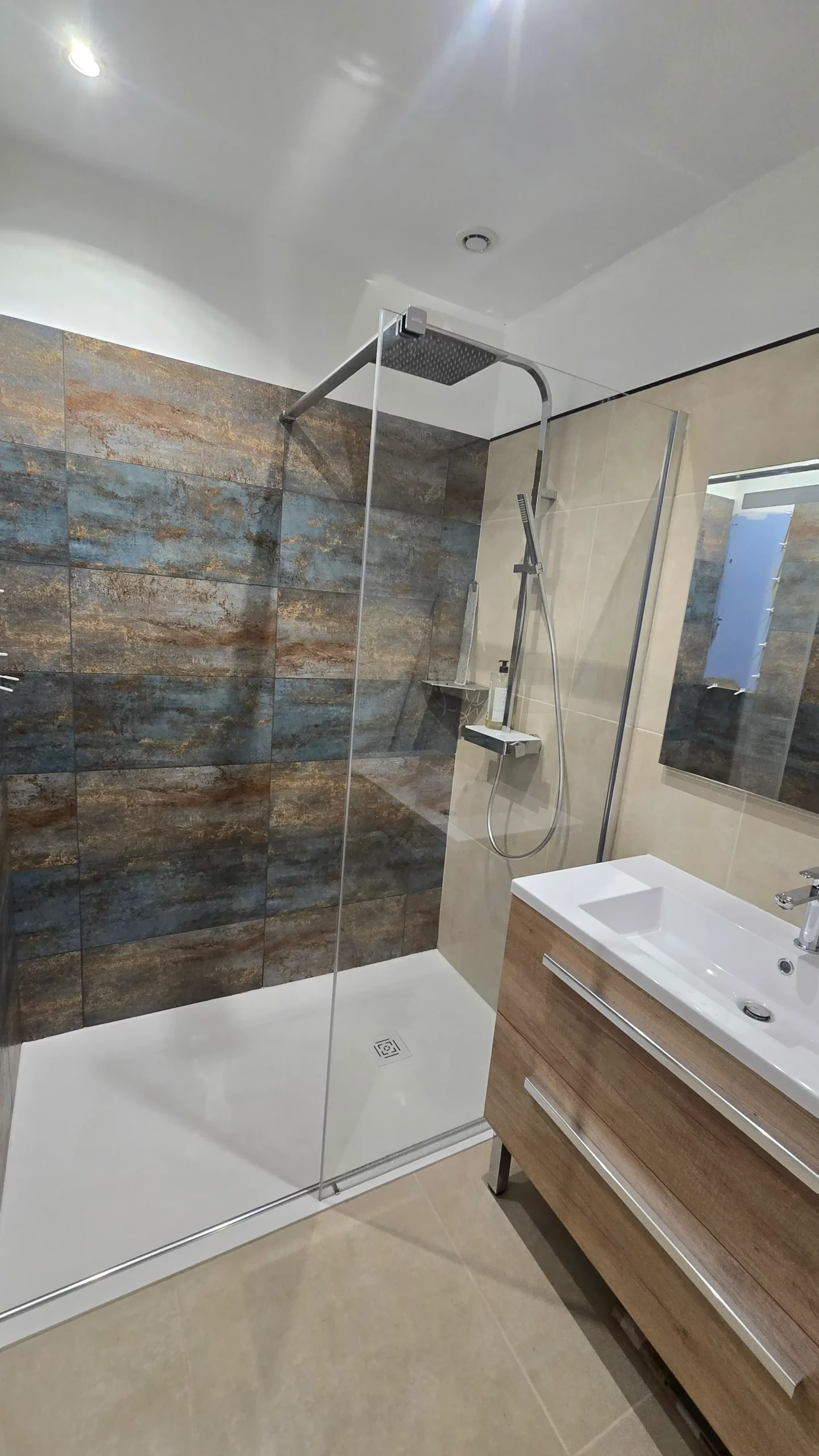 Salle de bain moderne avec douche italienne rénovée par mgb-services à Castres