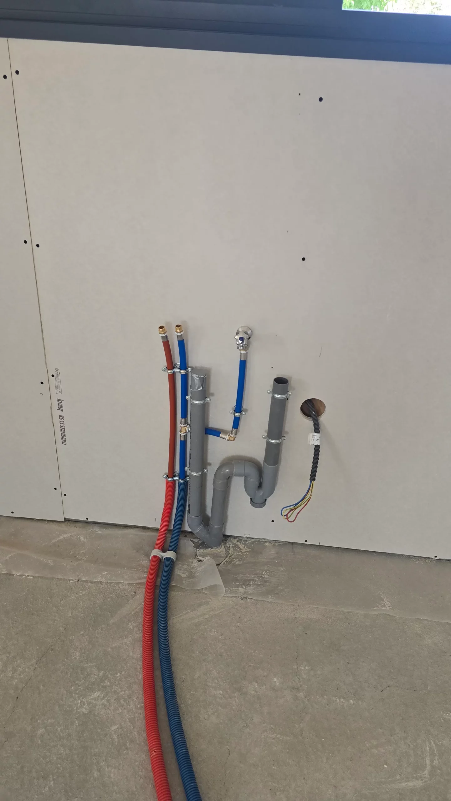 Plomberie et électricité en cours de rénovation par mgb-services à Castres sur mur en plaques de plâtre