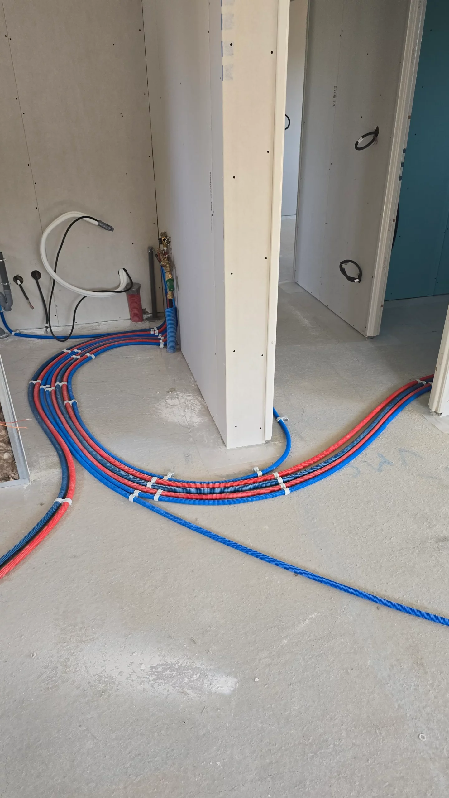 Chantier intérieur avec réseau de plomberie au sol réalisé par mgb-services à Castres