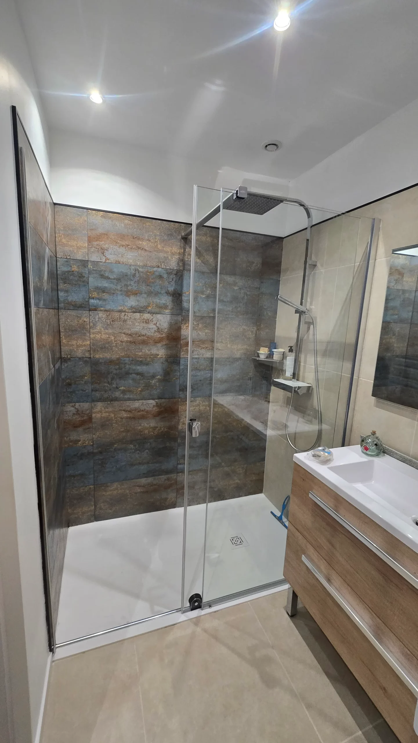 Salle de bain moderne avec douche italienne rénovée par mgb-services à Castres