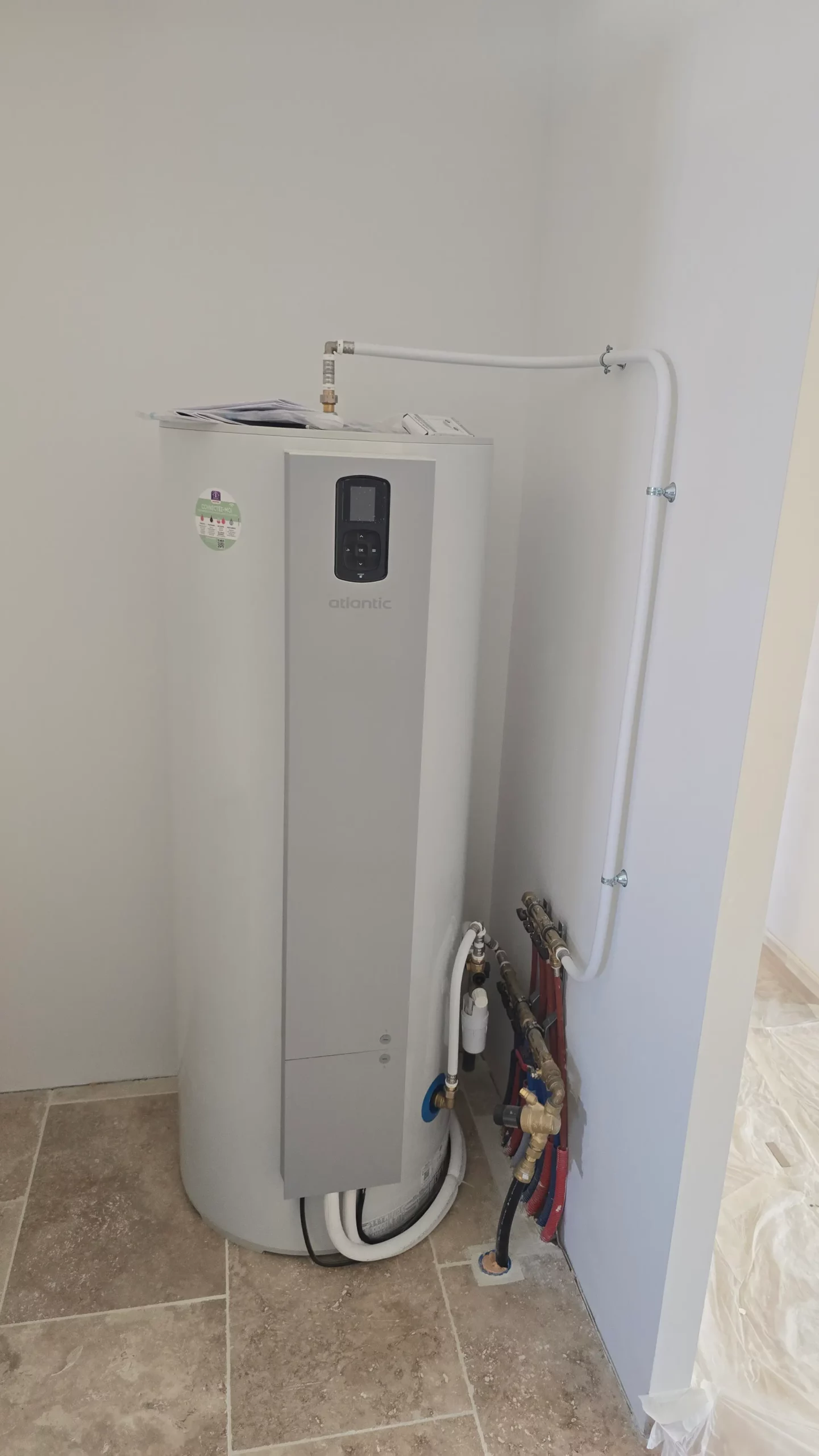 Chauffe-eau Atlantic installé par mgb-services dans un local technique à Castres, tuyaux apparents et pose soignée