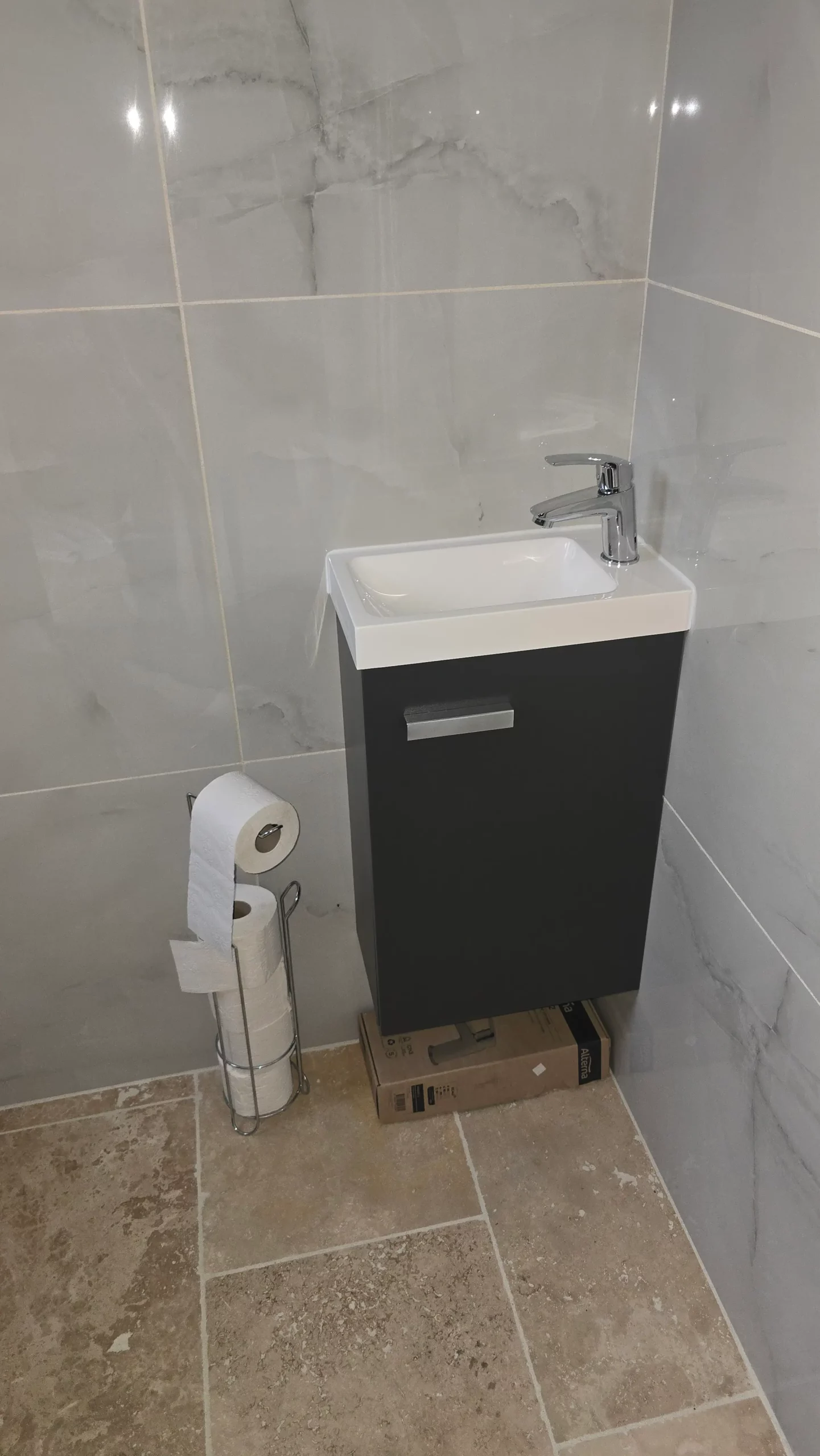 Petite salle de bain moderne en travaux par mgb-services à Castres, lavabo design et carrelage pierre