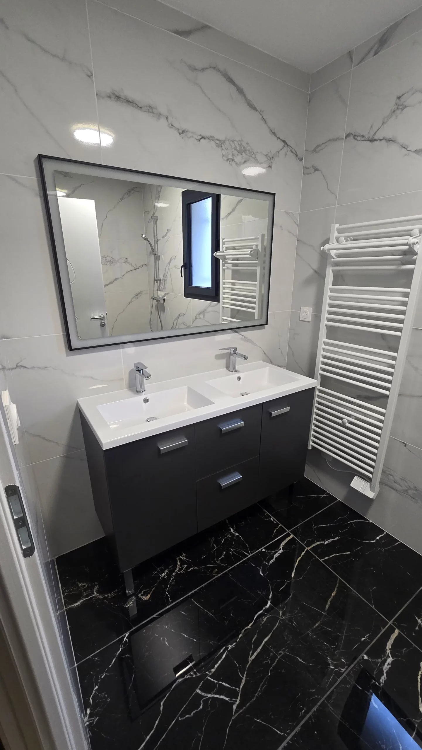 Salle de bain moderne bicolore avec double vasque design rénovée par mgb-services à Castres
