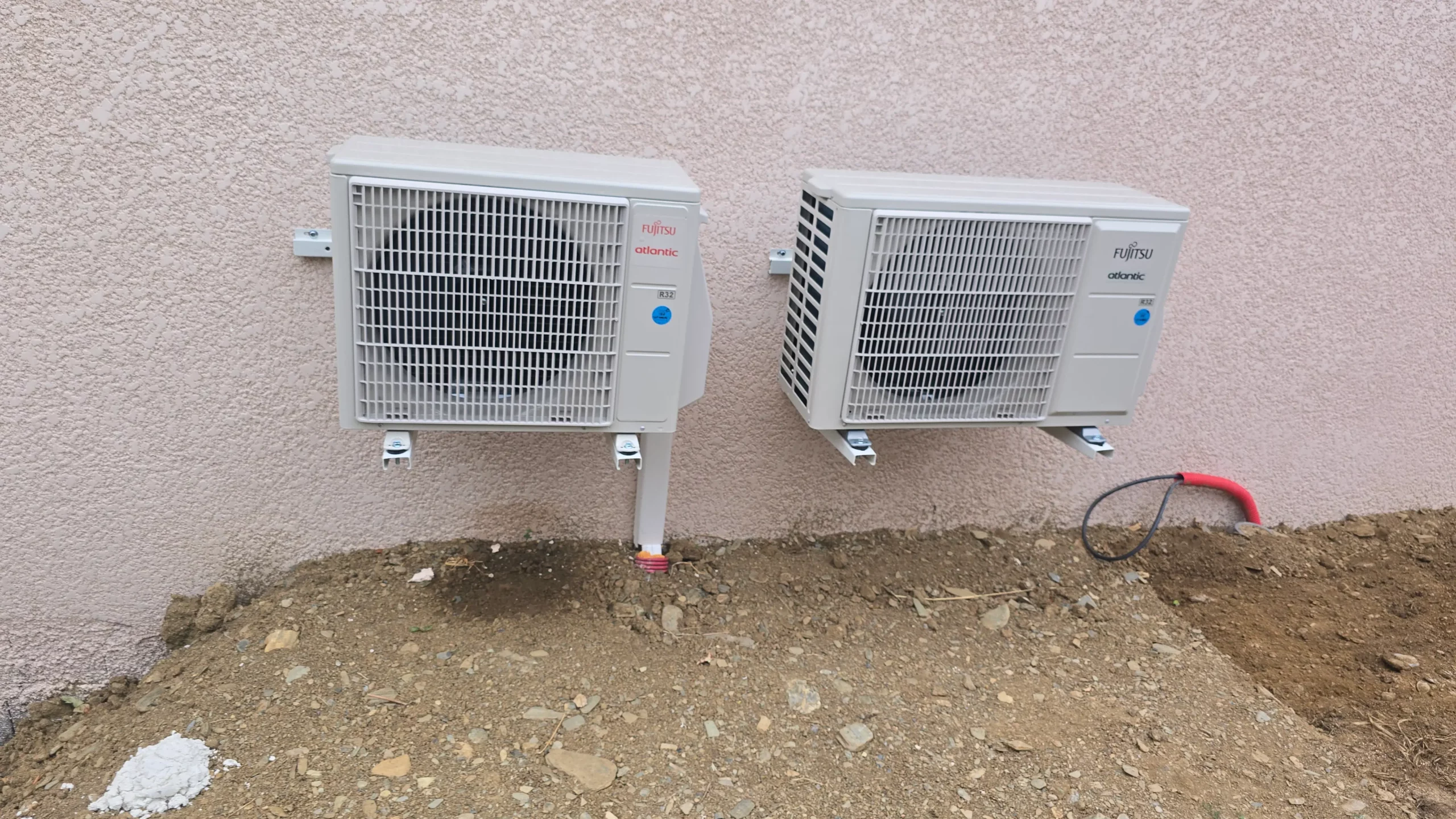 Unités extérieures de climatisation Fujitsu installées par mgb-services sur un mur crépi à castres