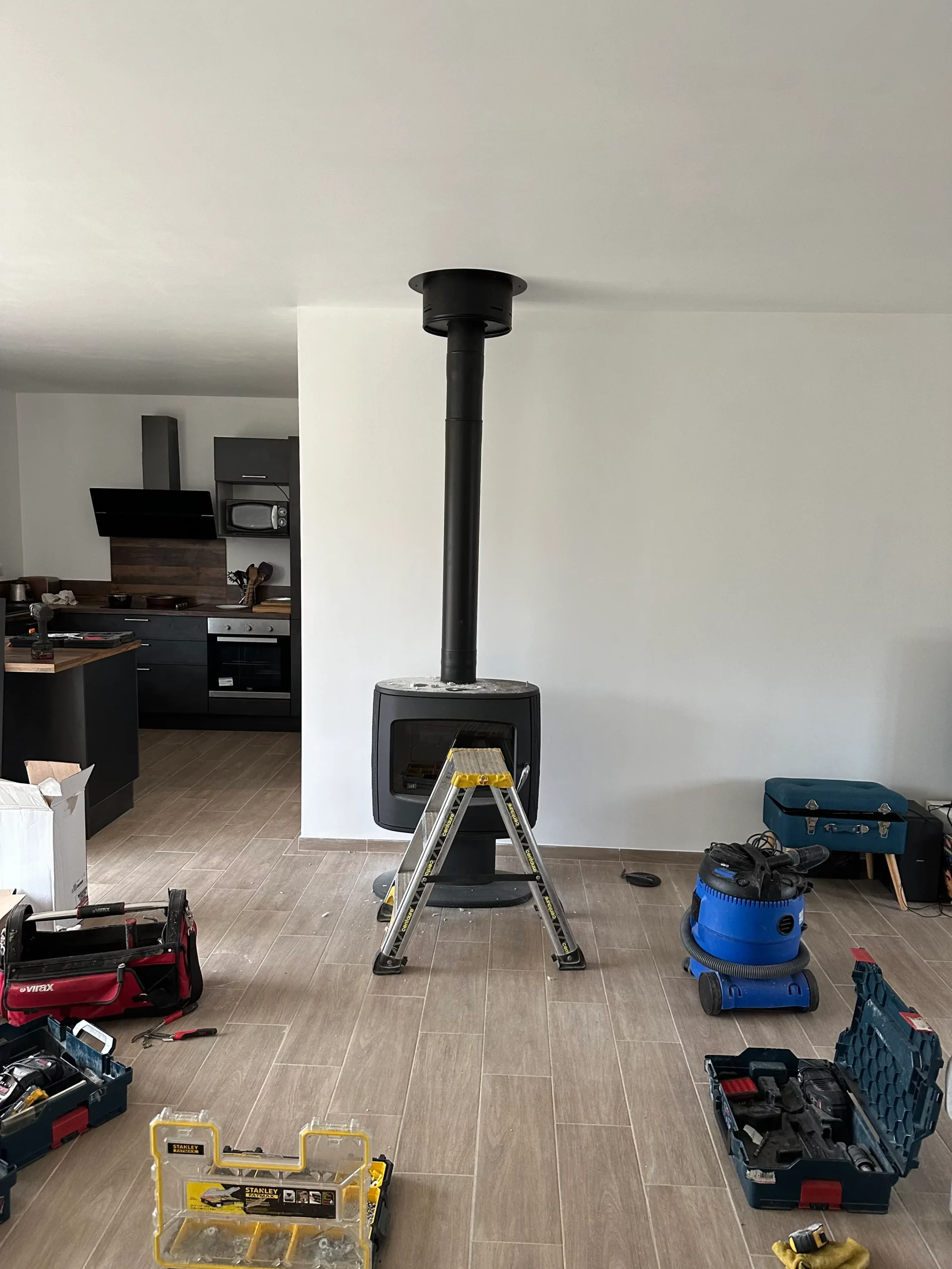 Installation de poêle à bois moderne en chantier par mgb-services dans une maison à Castres