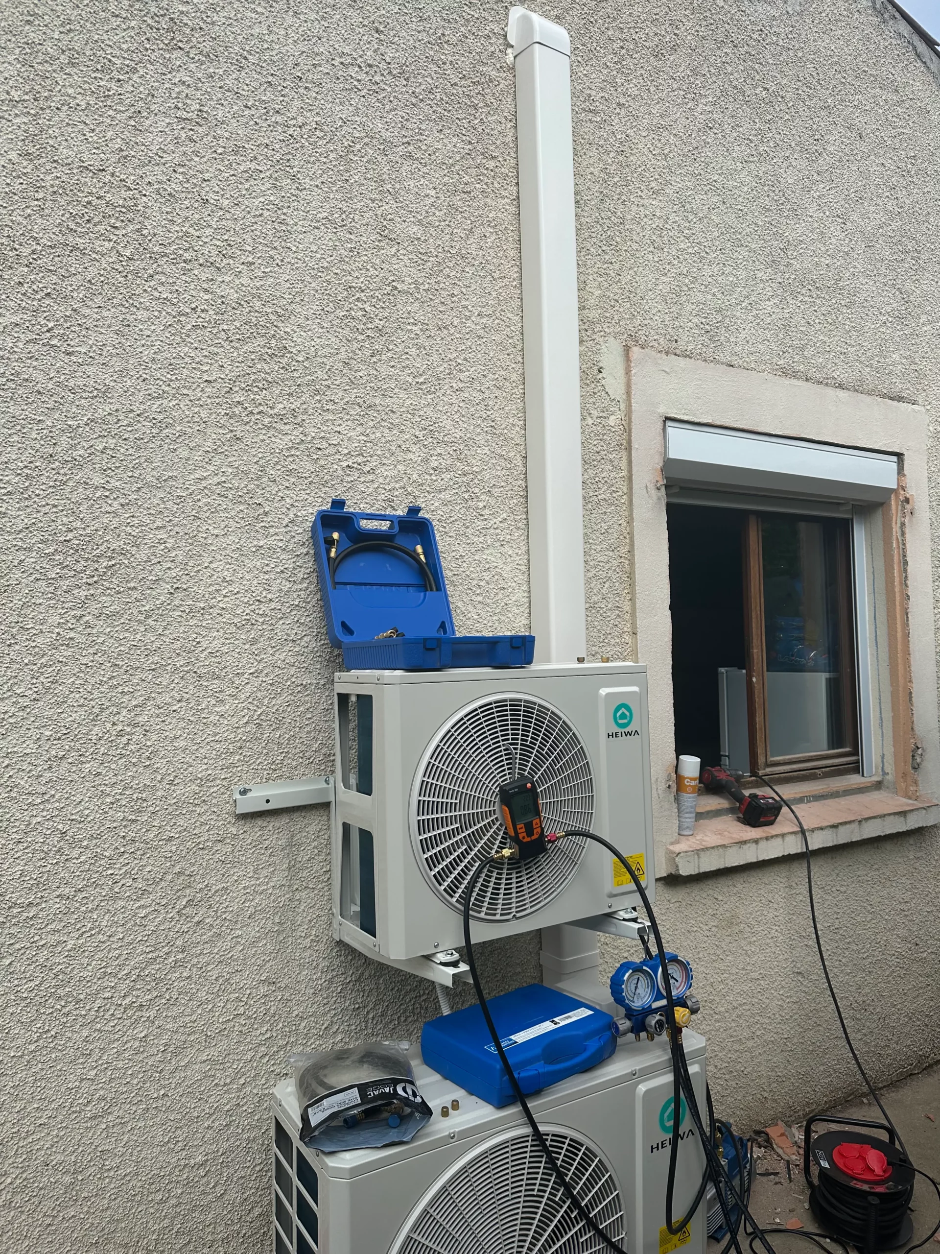Installation climatisation Heiwa en façade par mgb-services à Castres, réglages manomètres et chantier en cours