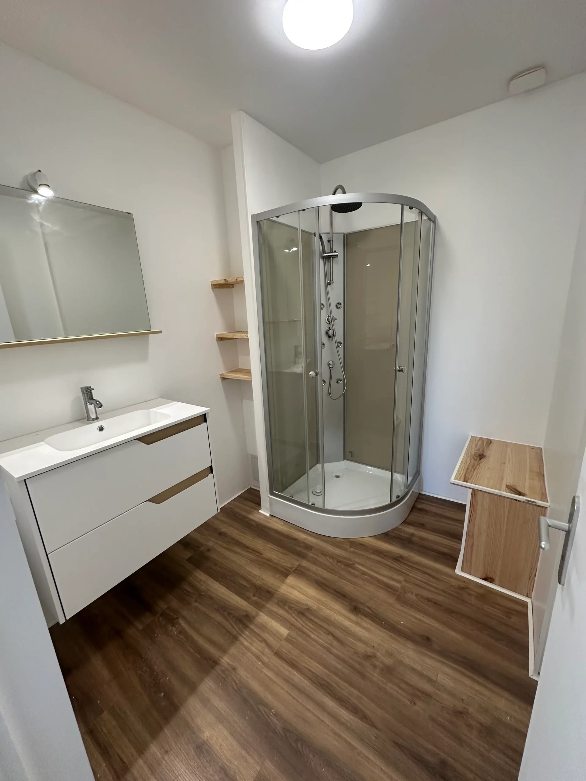 Salle de bain moderne avec douche hydromassante et meuble vasque conçue par mgb-services à Castres