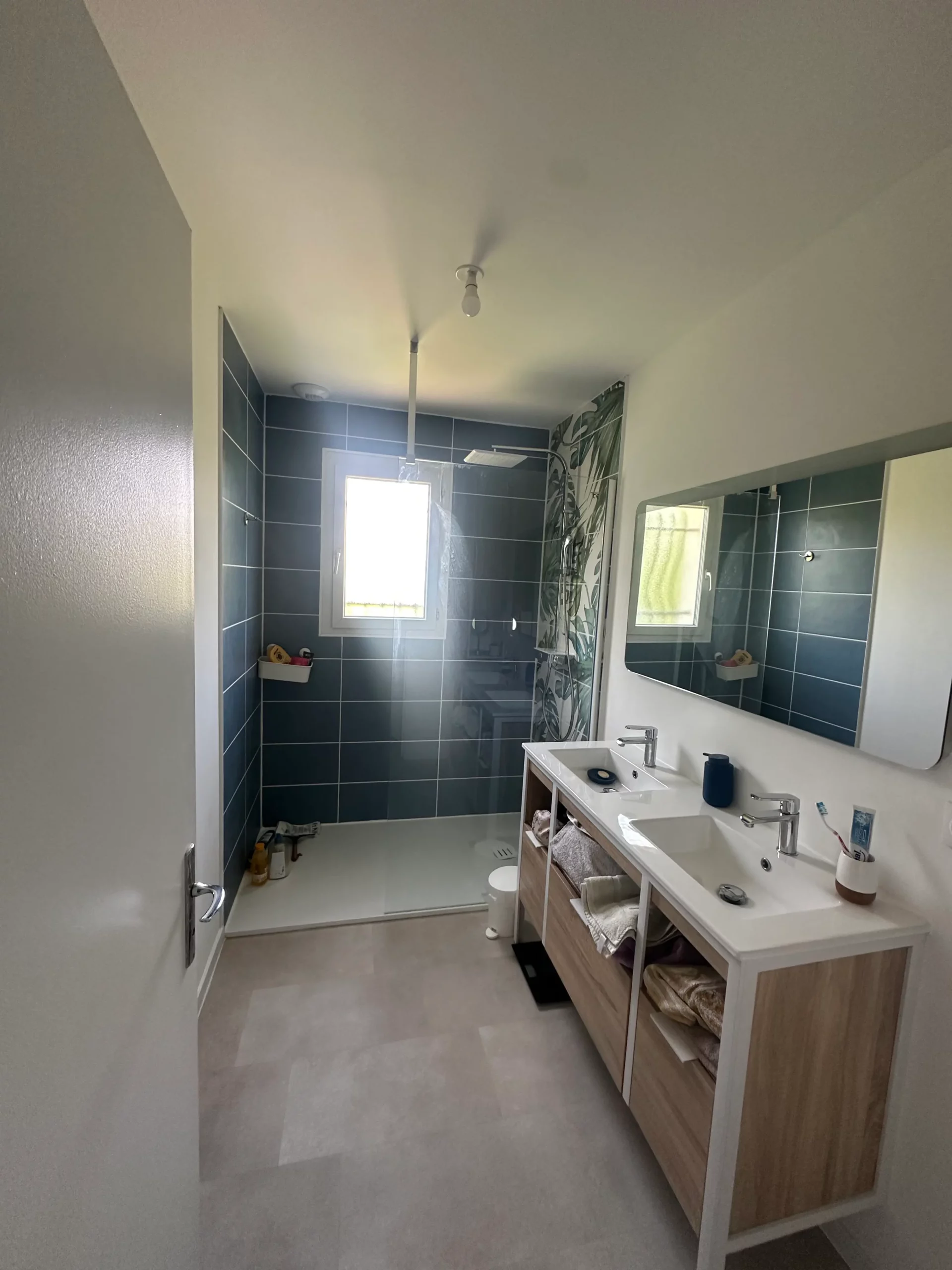 Salle de bain moderne avec douche italienne et double vasque réalisée par mgb-services à Castres